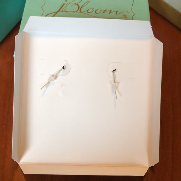 NWOT. Pretty 2-Tone Dangling Earrings - Picture 2 of 5